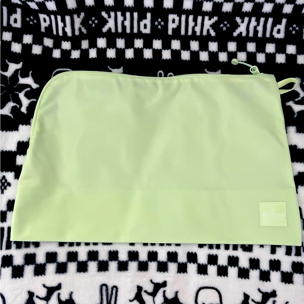 Lululemon lightweight pouch 9L NEW